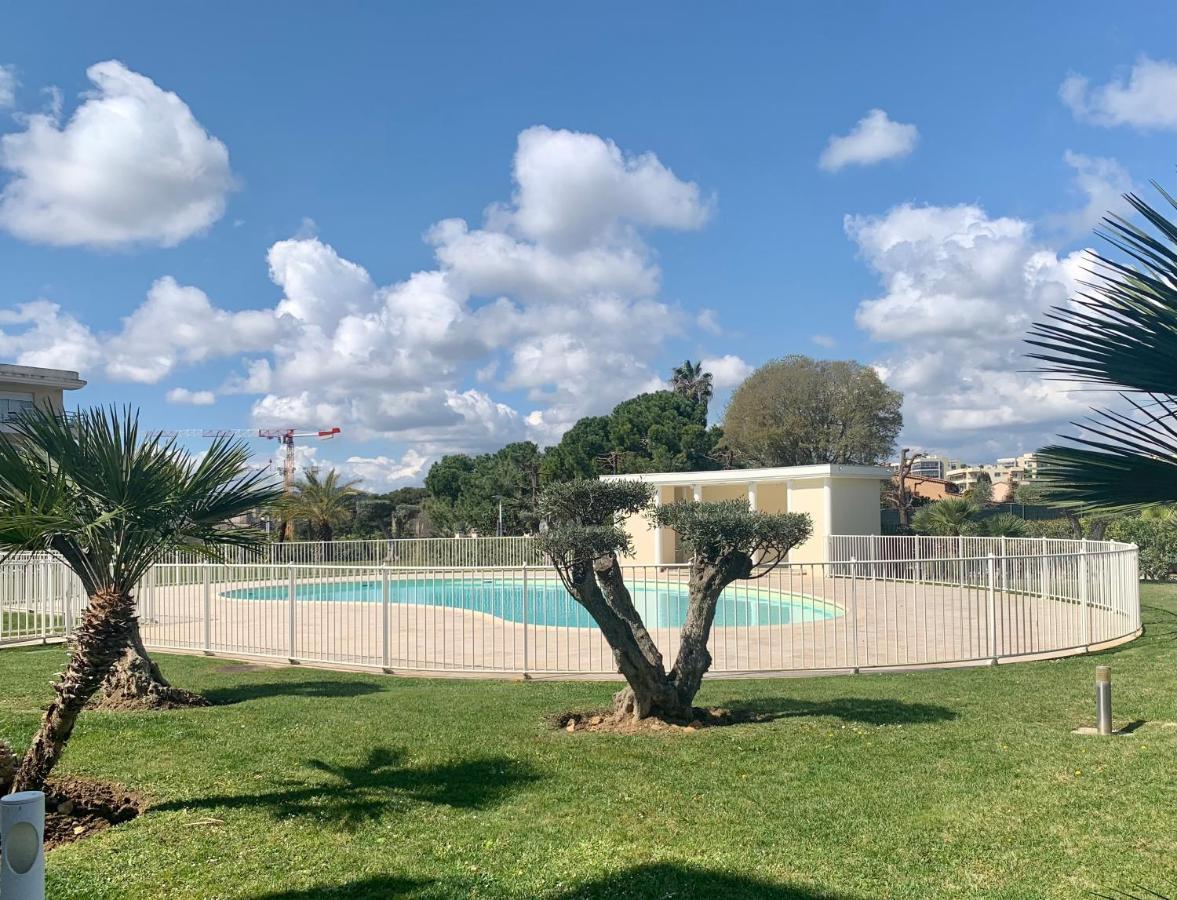 Joli Climatise Avec Jardin Dans Avec Piscine *