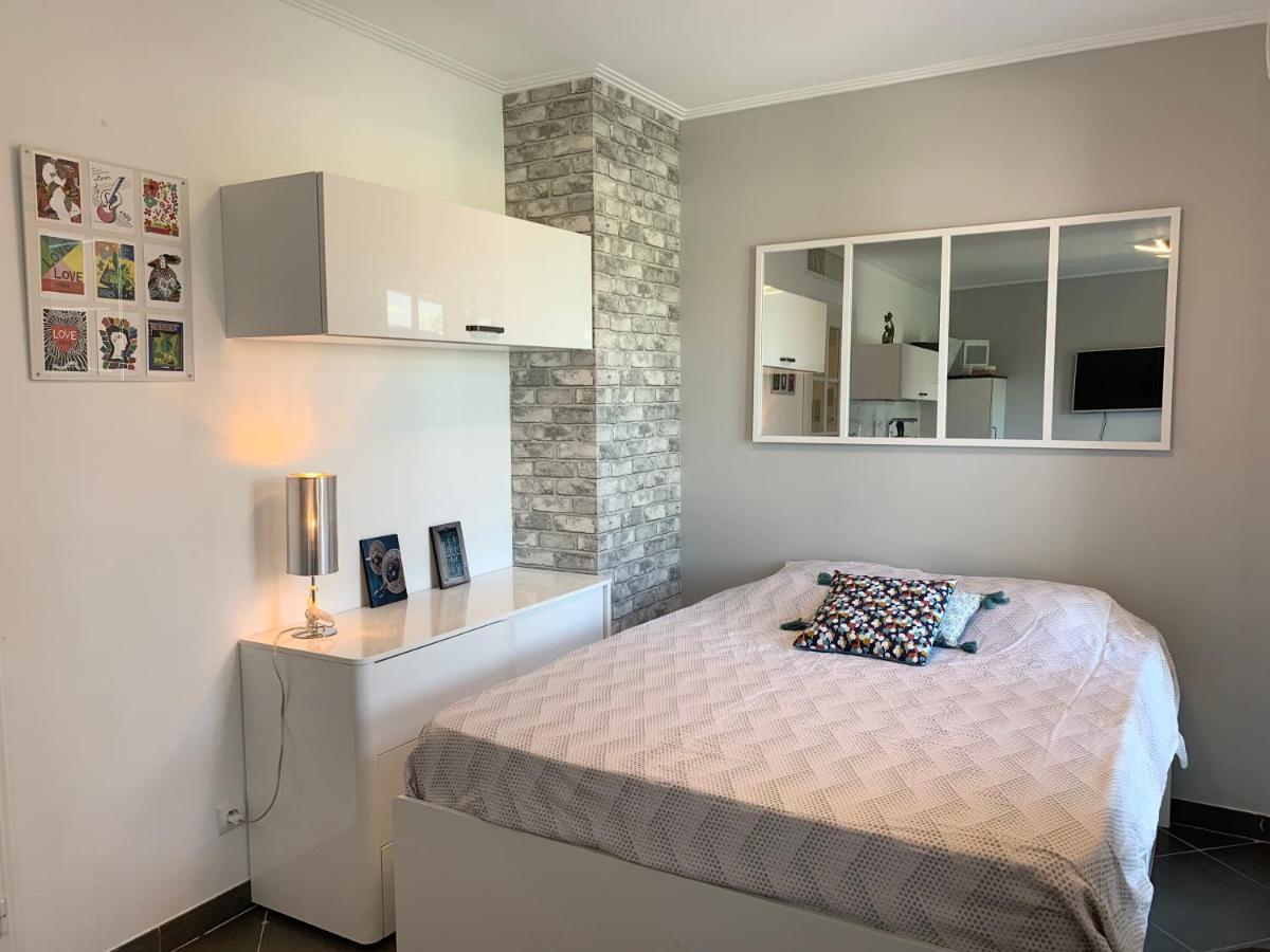 Appartement Joli Climatise Avec Jardin Dans Avec Piscine