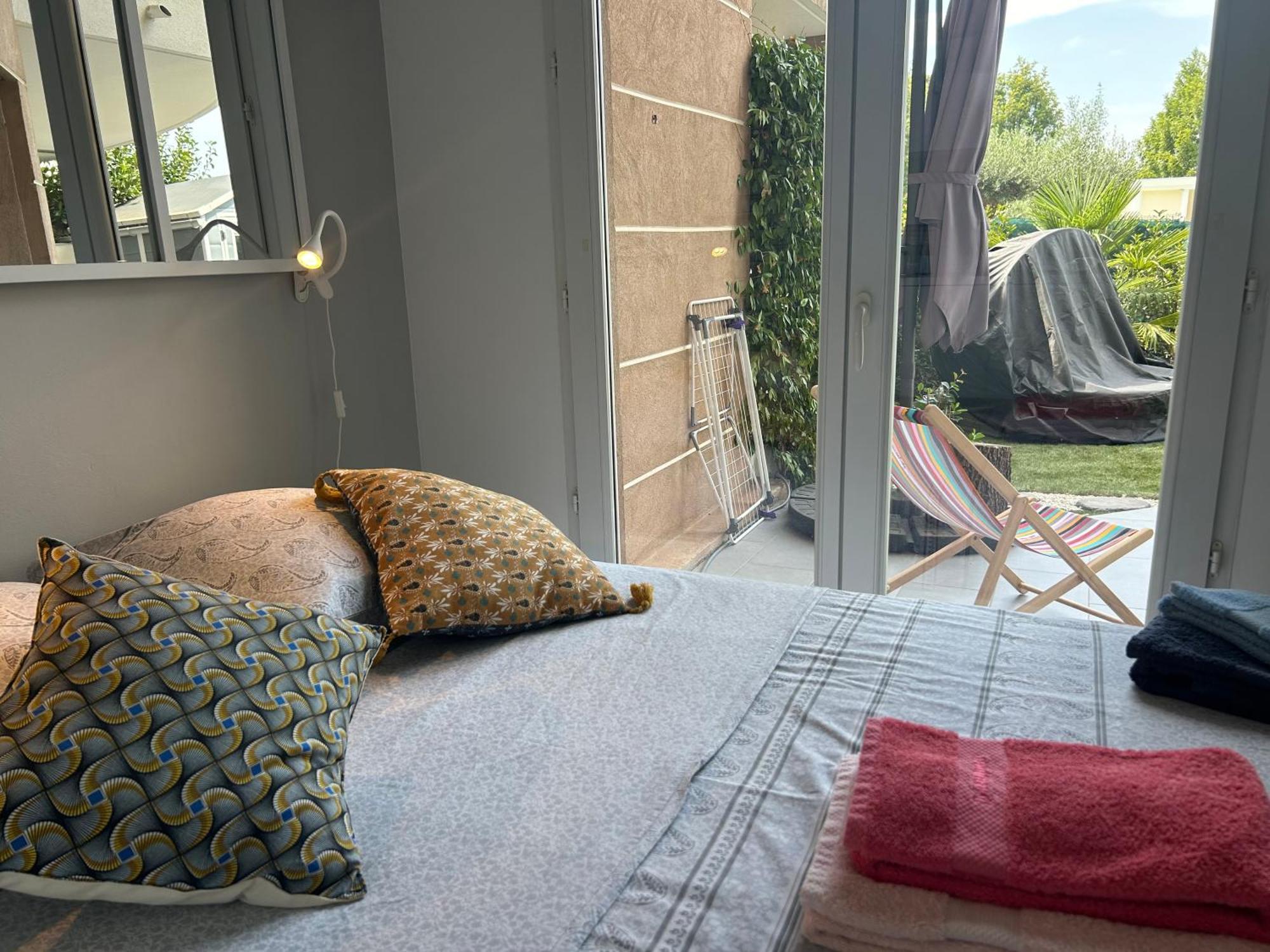 Joli Climatise Avec Jardin Dans Avec Piscine Antibes