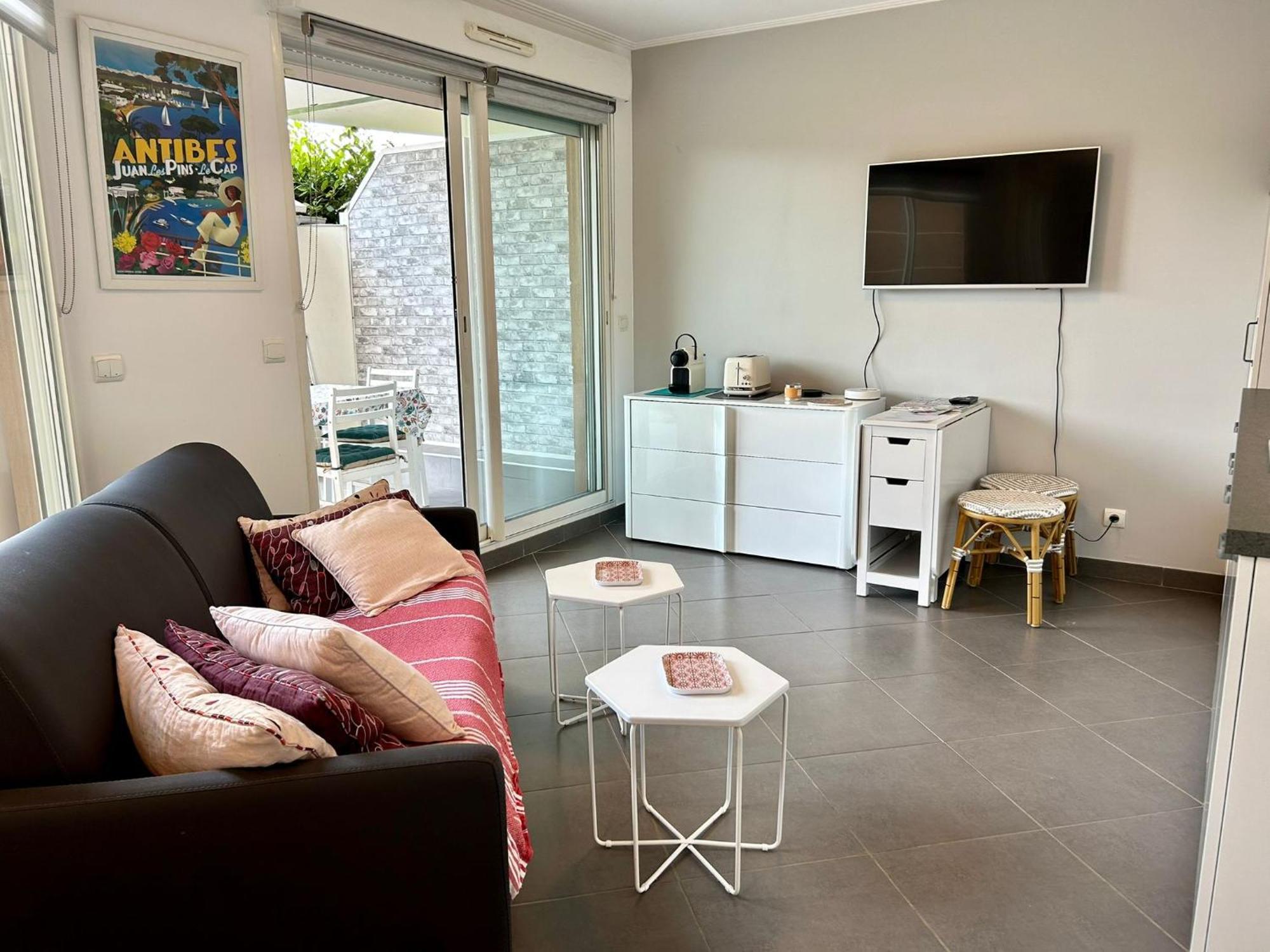Joli Climatise Avec Jardin Dans Avec Piscine Apartment