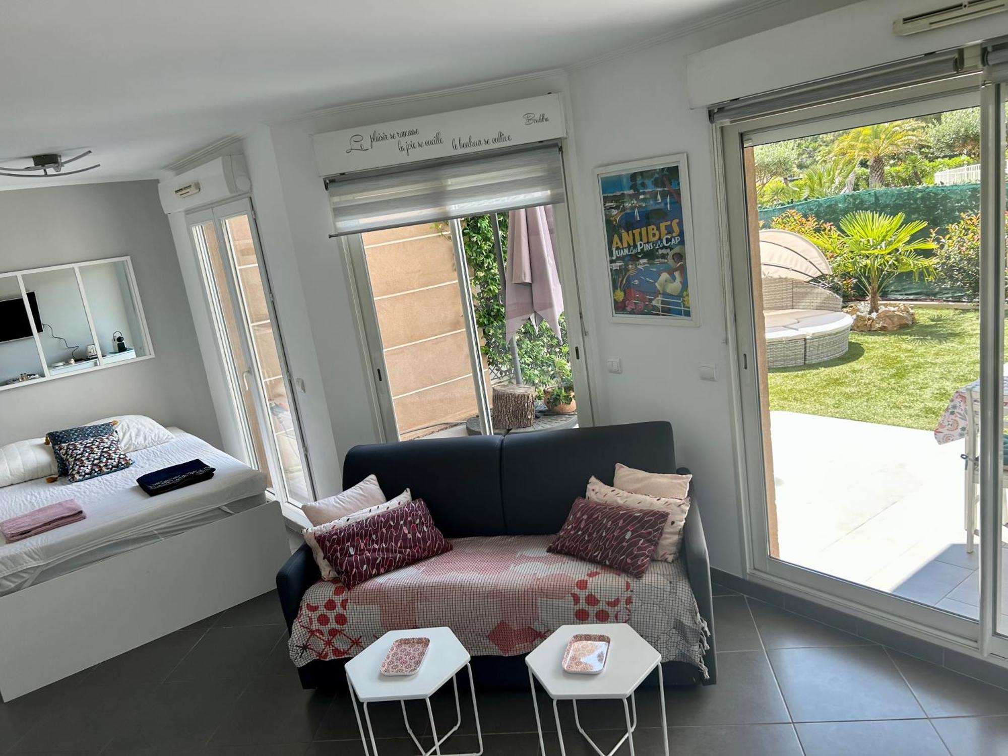 Joli Climatise Avec Jardin Dans Avec Piscine Antibes